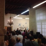 Un momento de la inauguración. Al fondo, a la izquierda, el Alcalde de Santiago, Martíño Noriega.