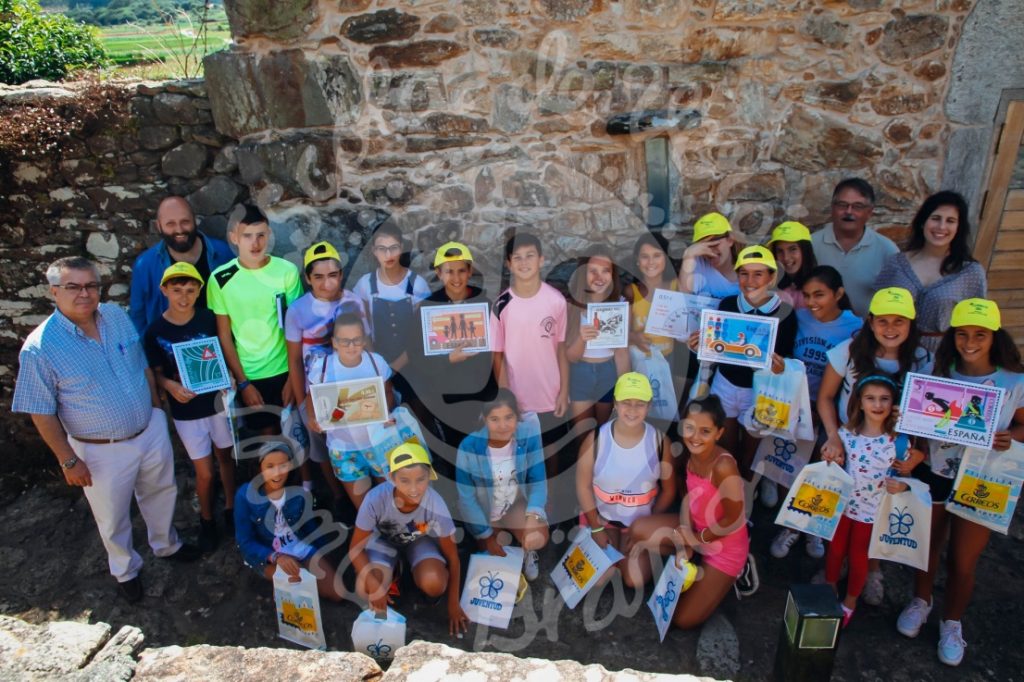 Los niños y niñas asistentes al Taller con los directivos de la Sociedad Filatélica de A Coruña y la Vicepresidenta de la Fundación Pondal
