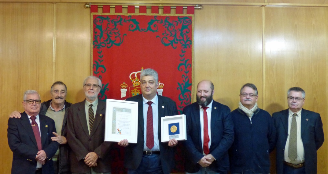 Manuel Arenas Roca con miembros de la Junta Directiva de la Sociedad Filatélica