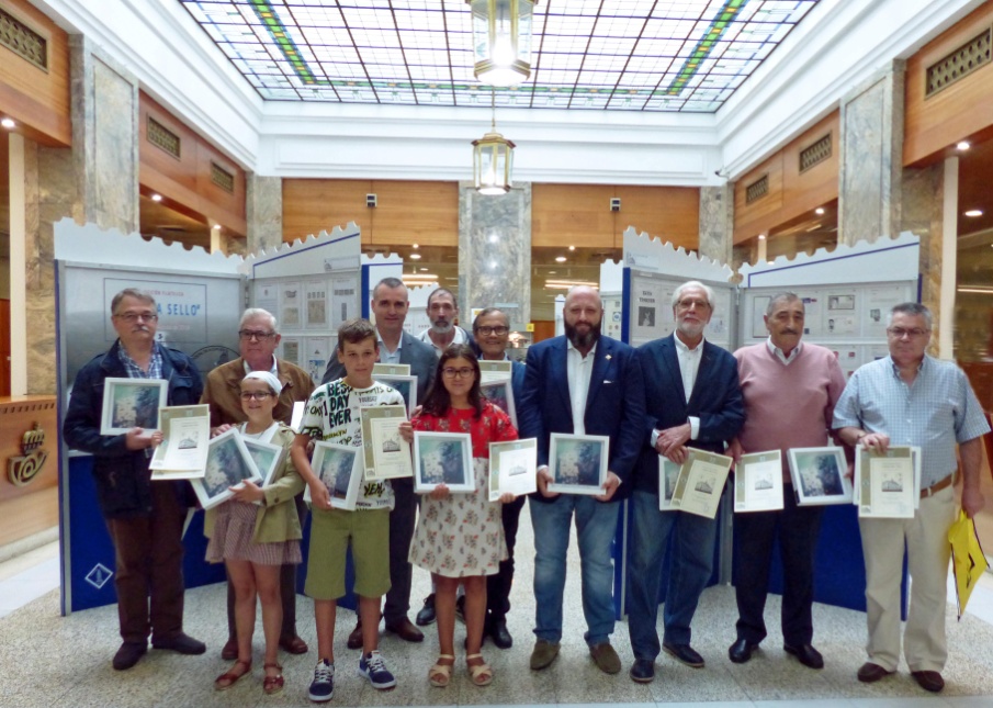 2019 09 06 Expositores con los trofeos en el actode clausura