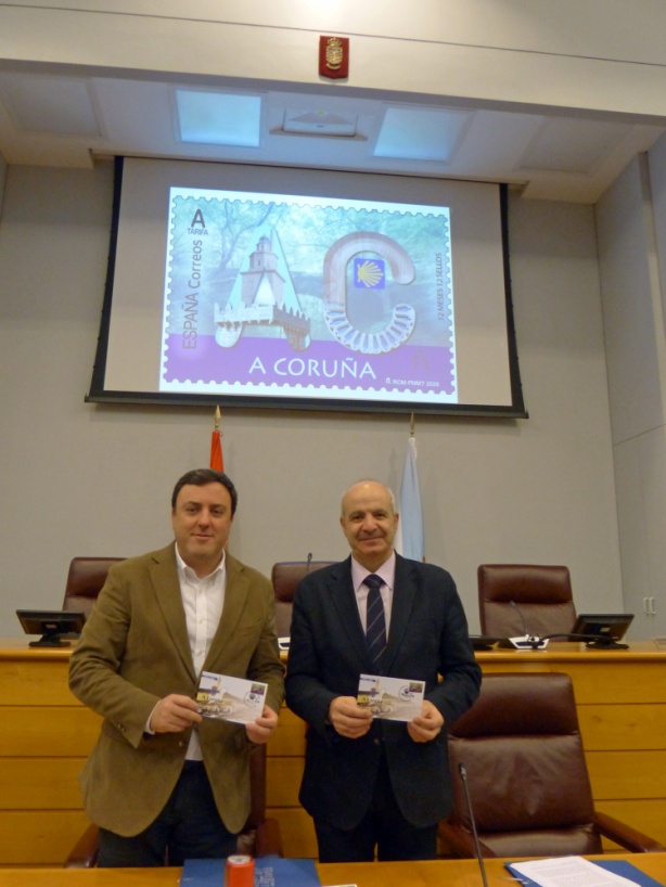 Valentin González y Modesto Fraguas mostrando el sobre con el nuevo sello