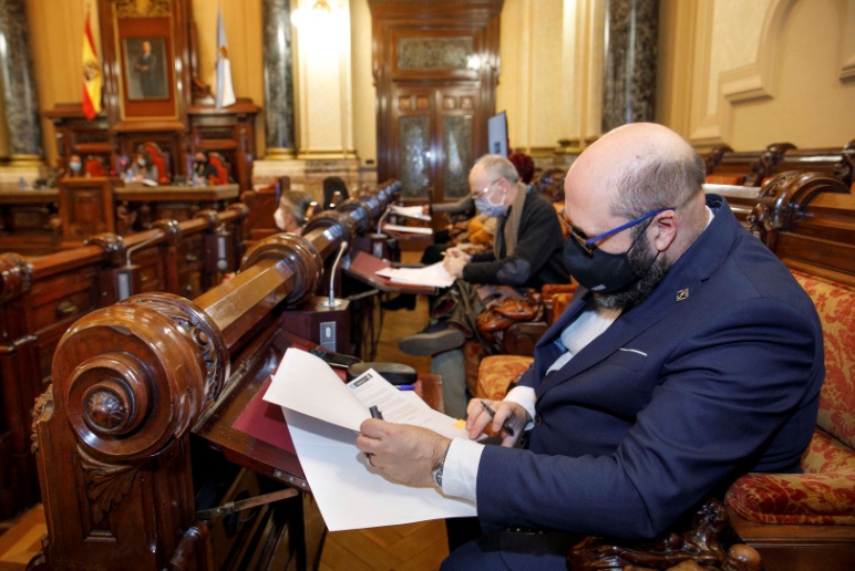Acto de la firma por parte del Presidente de la Sociedad Filatélica de A Coruña