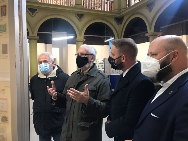 Vicepresidente Andrés García comentando la exposción a los visitantes