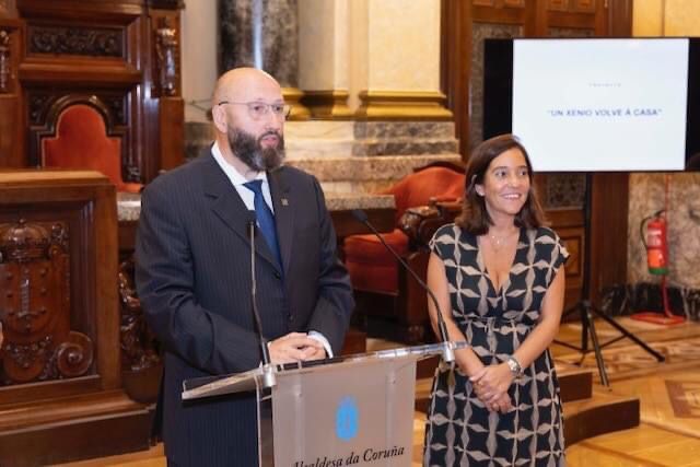 Presentacion por el Presidente de la Sociedad Filatélica y la Alcaldesa de A Coruña