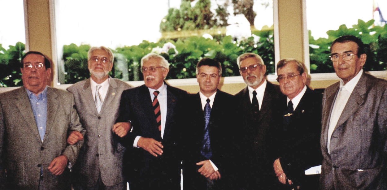 27 de octubre de 2003. Una foto singular, siete presidentes de la Sociedad Filatélica, reunidos.                          F. Javier Padín Vaamonde (+), Andrés García Pascal, José Freijanes Domínguez (+),                      Antonio Lojo Pérez, Luis Ríos Pardo, José M. Barreiro García (+) y Ramón Casares Pérez(+).